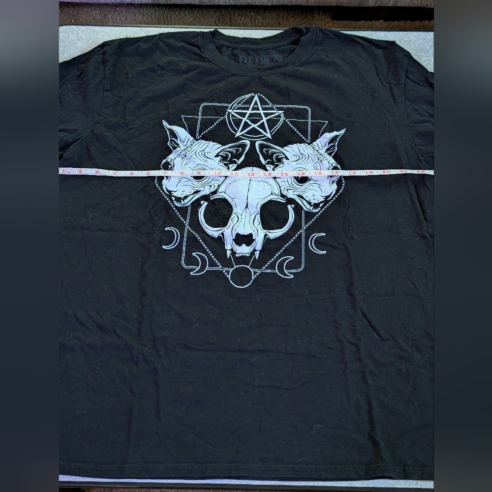 Hot Topic Tee - Picture 2 of 3